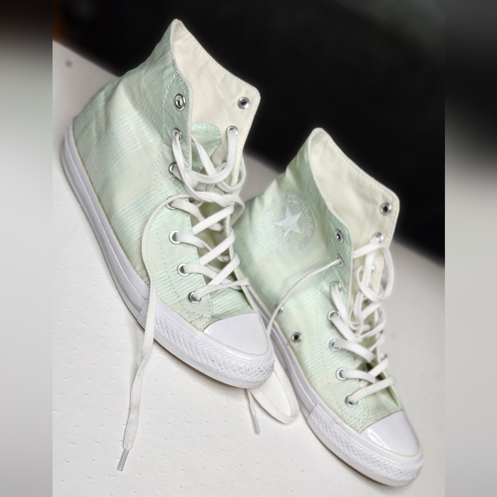 Chuck Taylor All Star Converse  High-Top.   Mint